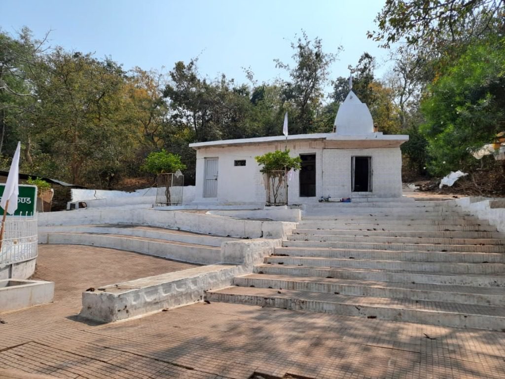 पूज्य बाबा जी की पावन चरण पादुका, अखंड ज्योति व श्रीफल अर्पण