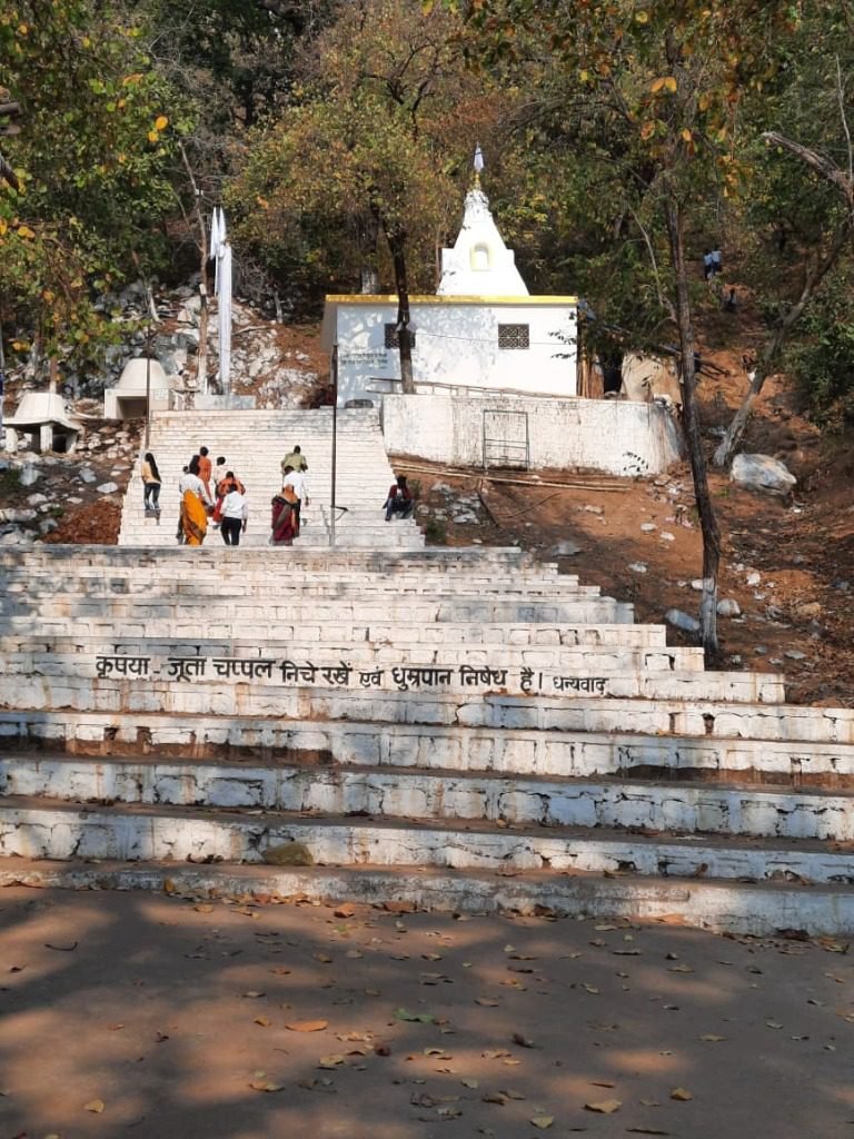 छाता पहाड़ व पावन सीढ़ियाँ