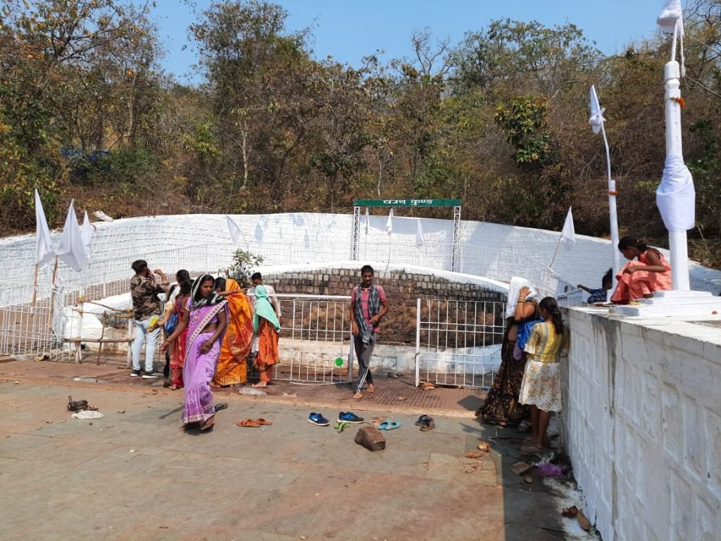 चरण कुण्ड एवं अमृत कुण्ड